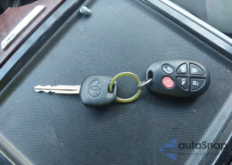 2013 Toyota Sienna Xle V6 8 Passenger z USA, uszkodzony, nr VIN 5TDYK3DC1DS320384